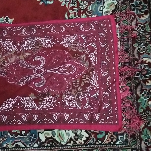 Three assorted styles scarves - Picture 2 of 9